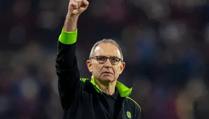 Entrenador levantando el puño en celebración Entrenador levantando el puño en celebración