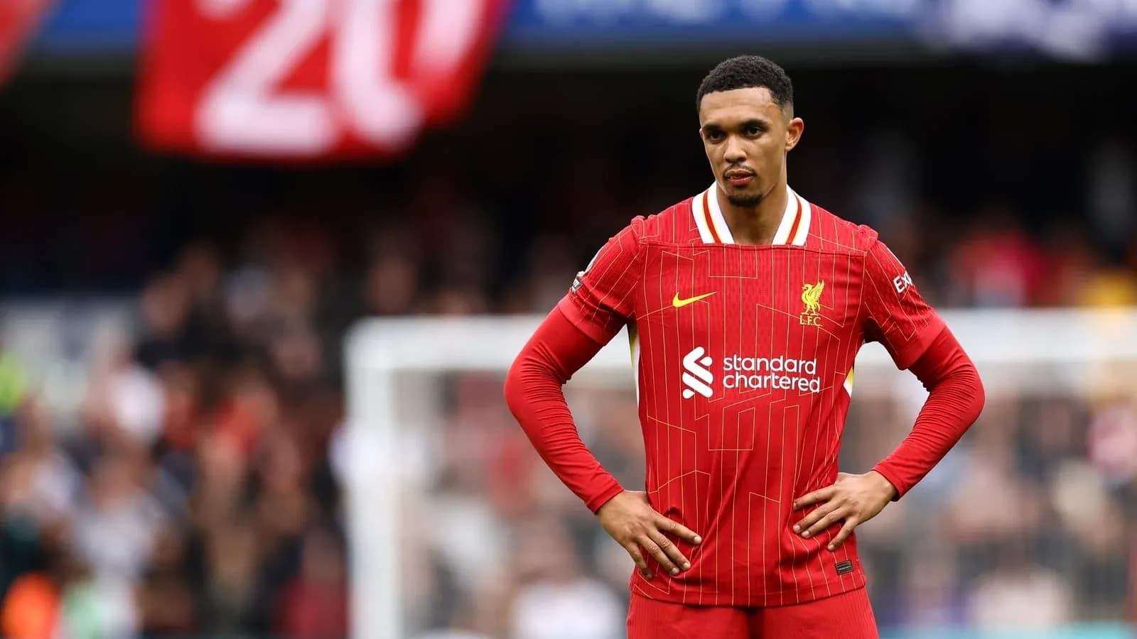 Jugador de Liverpool en el campo durante el partido Jugador de Liverpool en el campo durante el partido