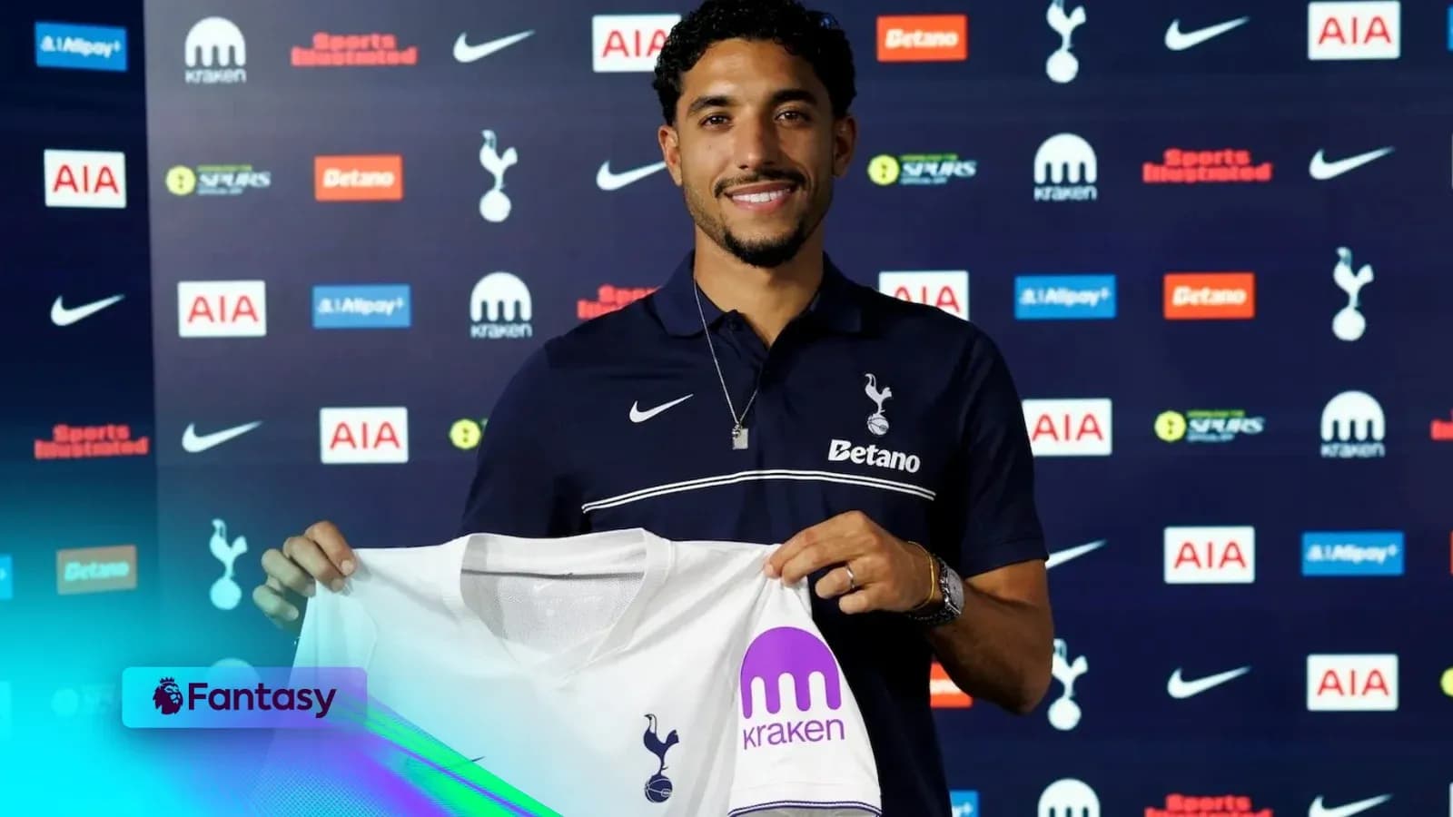 Jugador mostrando camiseta de Tottenham en presentación Jugador mostrando camiseta de Tottenham en presentación