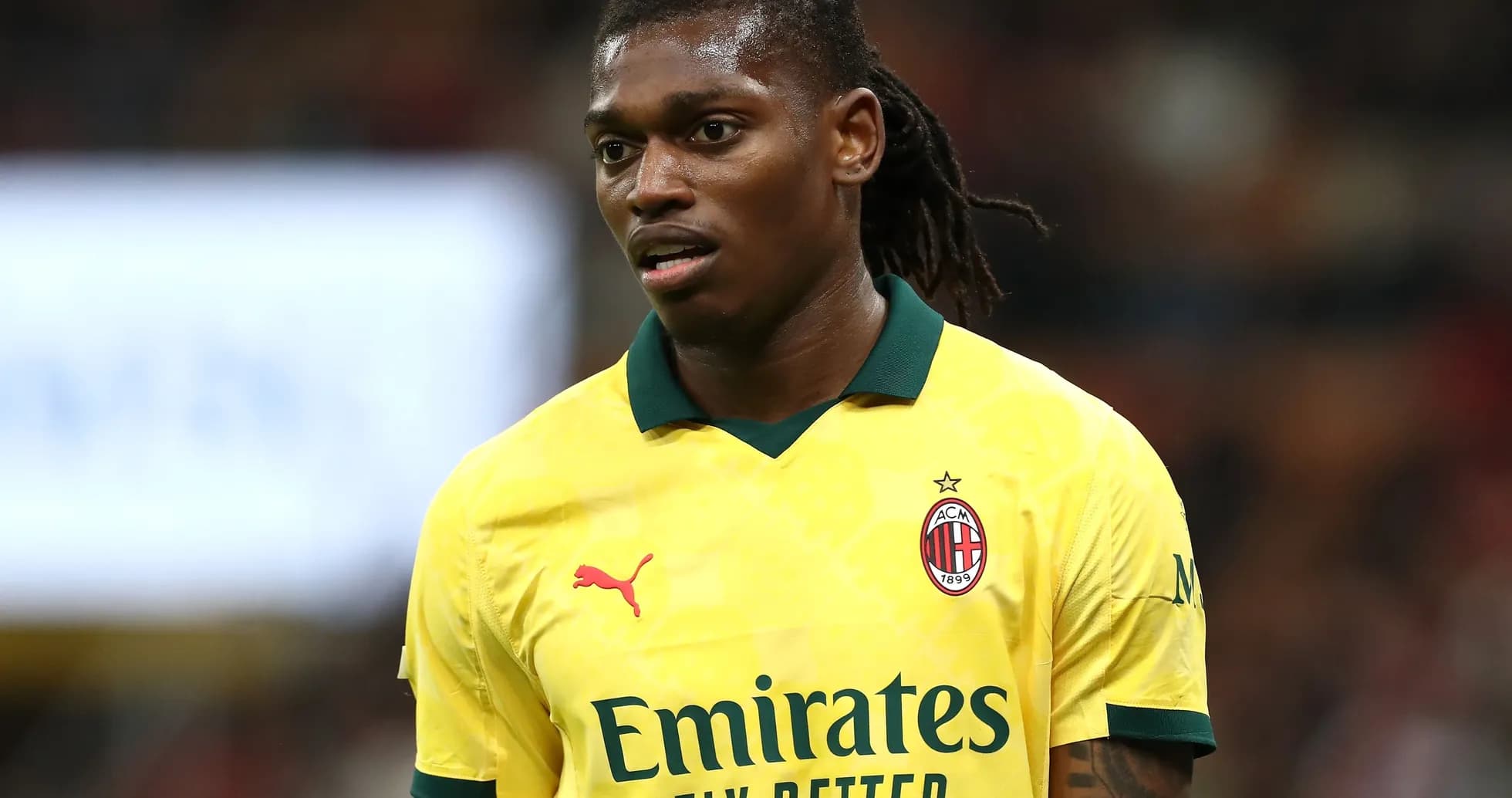 Jugador de AC Milan con camiseta amarilla en el campo Jugador de AC Milan con camiseta amarilla en el campo