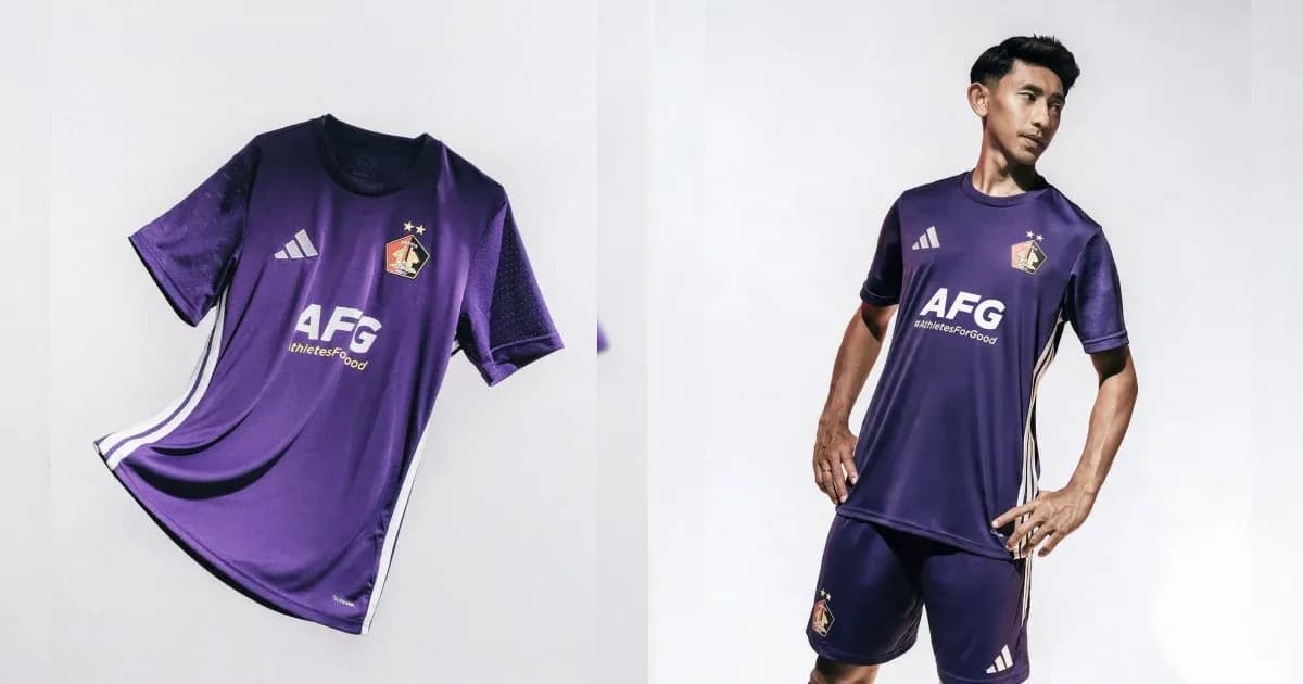 Jugador vistiendo camiseta de fútbol morada con logo Jugador vistiendo camiseta de fútbol morada con logo