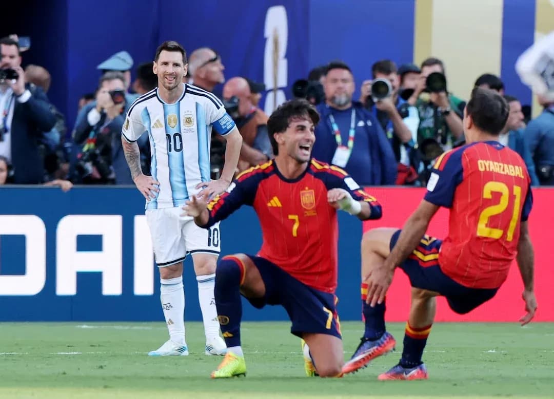 Lionel Messi y jugadores españoles en acción Lionel Messi y jugadores españoles en acción