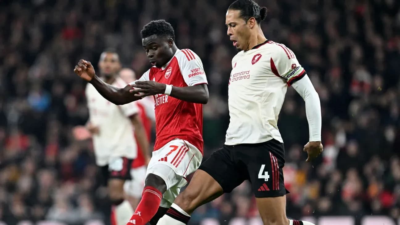 Jugadores de Liverpool y Arsenal en acción Jugadores de Liverpool y Arsenal en acción