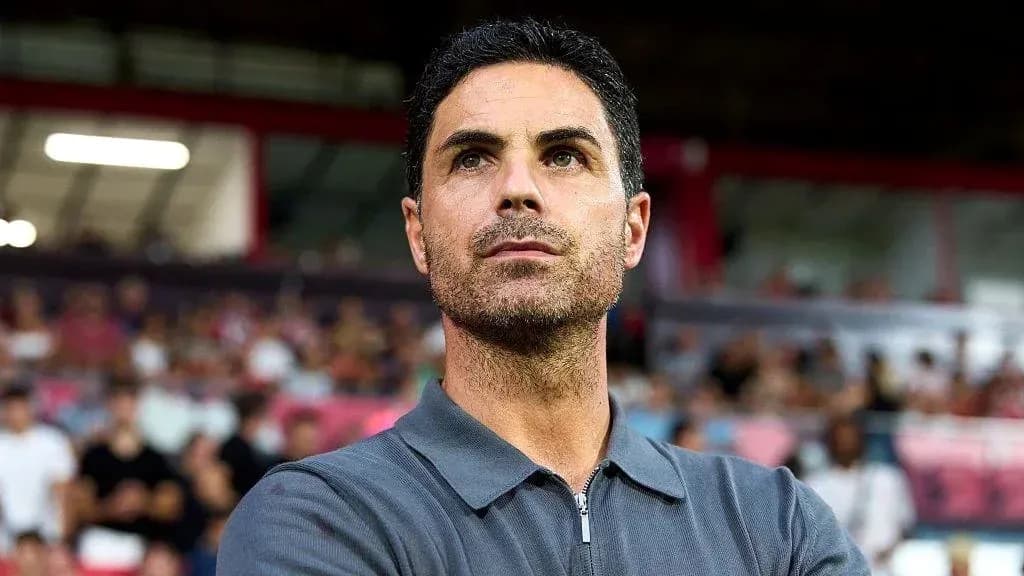 Entrenador observando el partido desde la banda Entrenador observando el partido desde la banda
