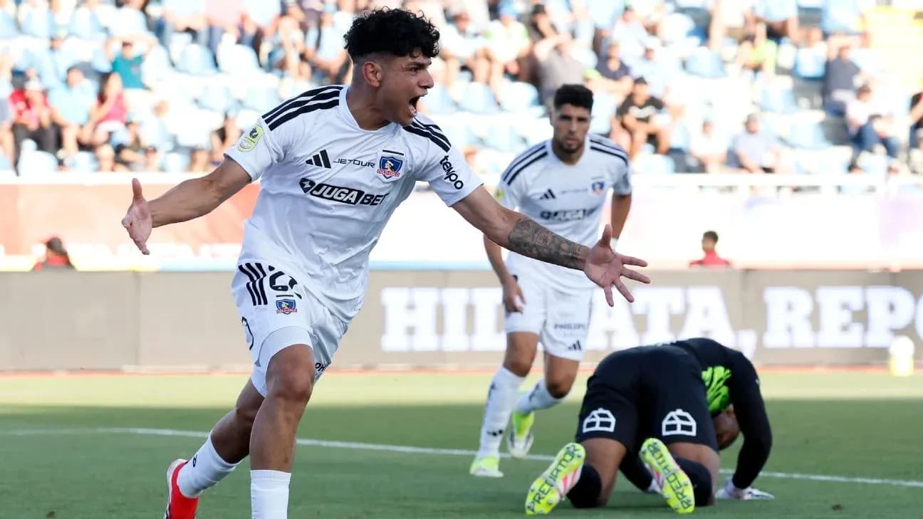 Jugador de Colo Colo celebrando un gol Jugador de Colo Colo celebrando un gol