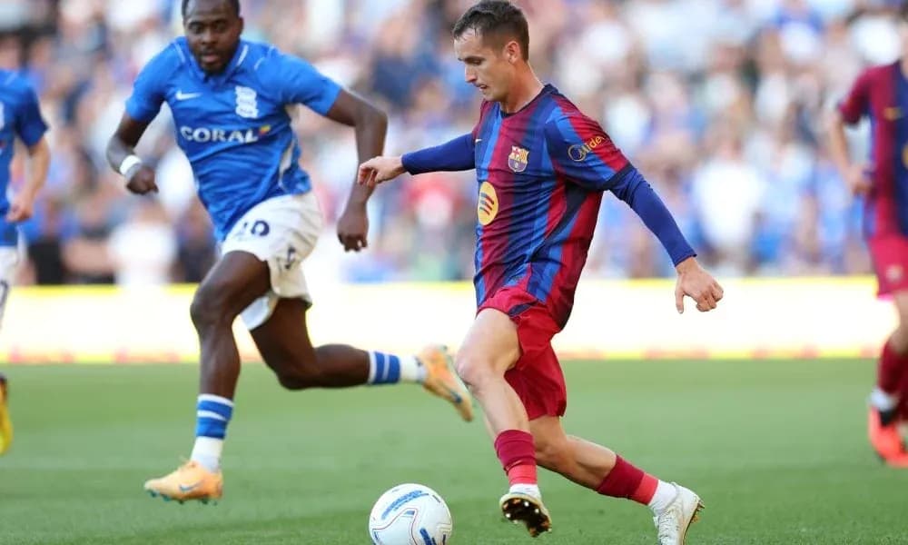 Jugador de Barcelona driblando mientras es perseguido Jugador de Barcelona driblando mientras es perseguido