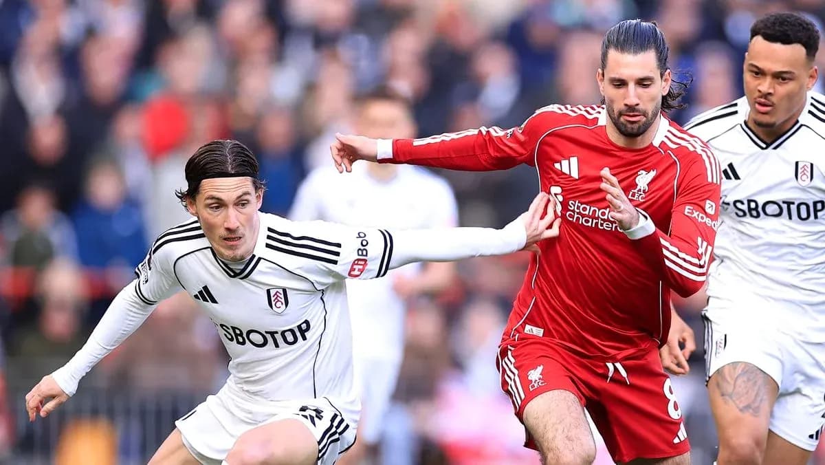 Jugadores de Fulham y Liverpool compitiendo por el balón Jugadores de Fulham y Liverpool compitiendo por el balón