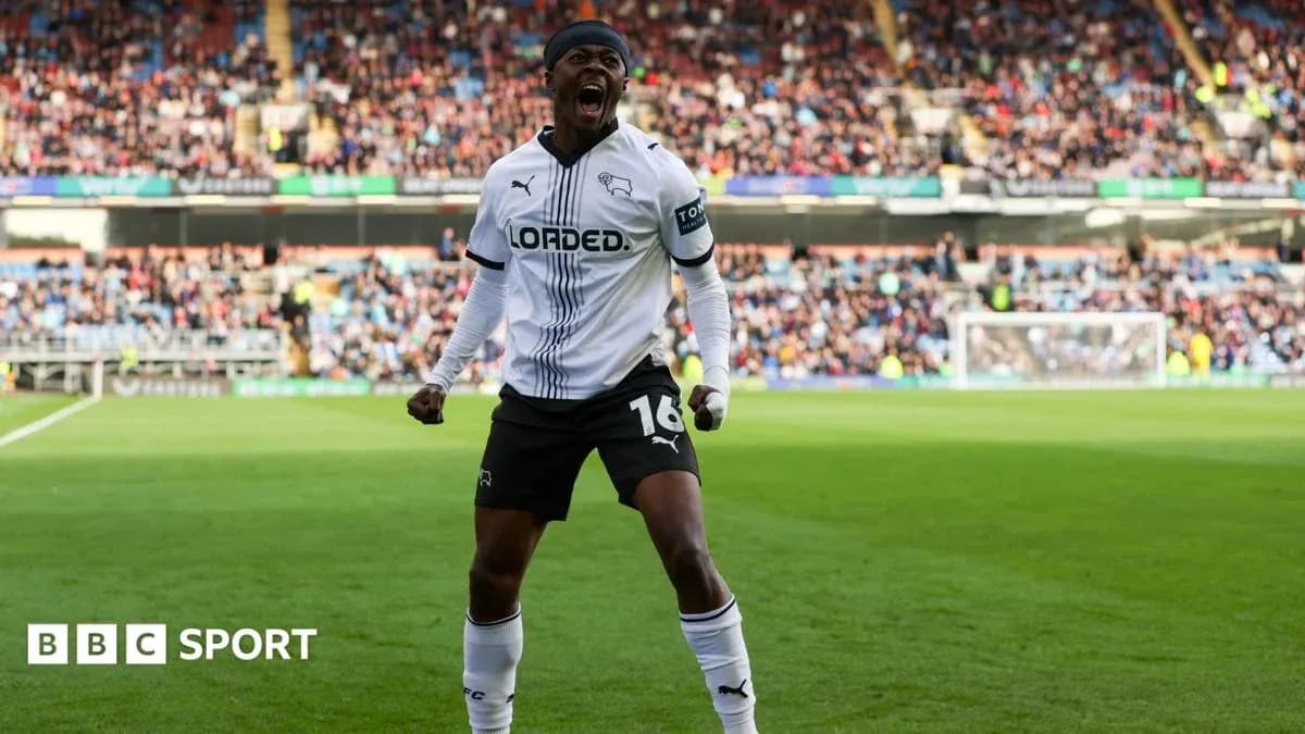 Jugador de Derby County celebrando un gol en el estadio Jugador de Derby County celebrando un gol en el estadio