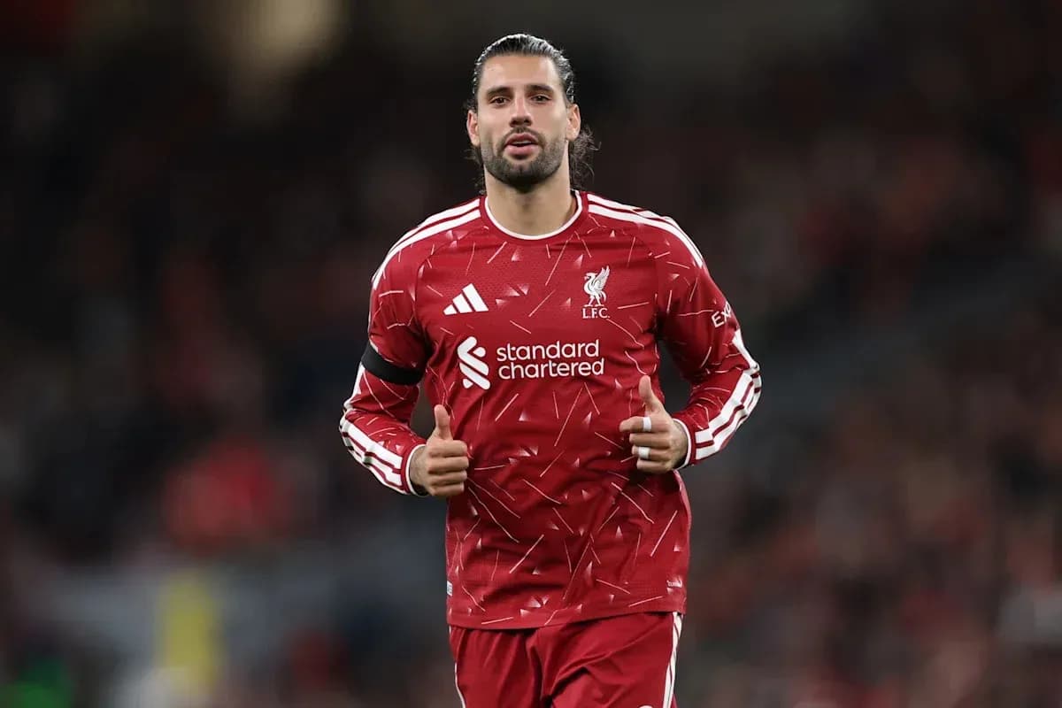 Jugador de Liverpool con camiseta roja en el campo Jugador de Liverpool con camiseta roja en el campo
