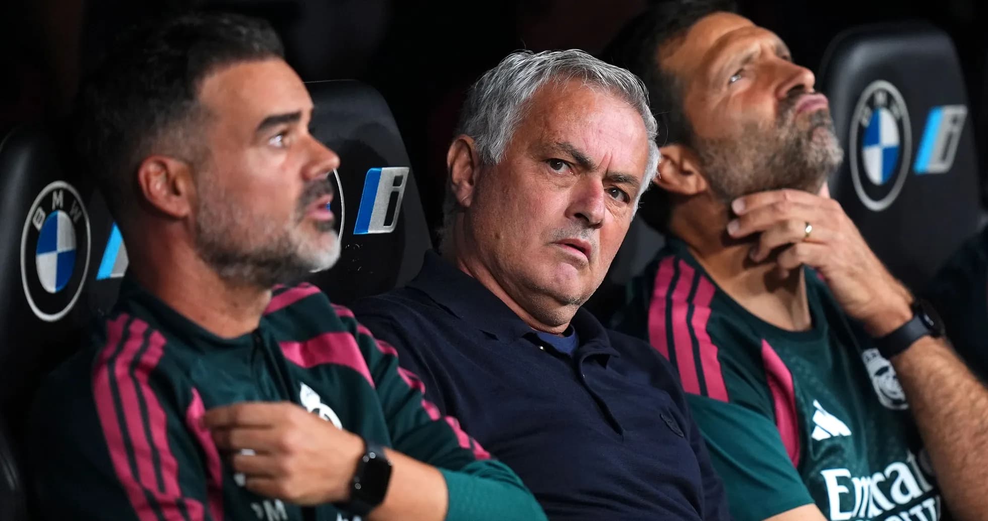 Entrenadores sentados en el banquillo durante el partido Entrenadores sentados en el banquillo durante el partido