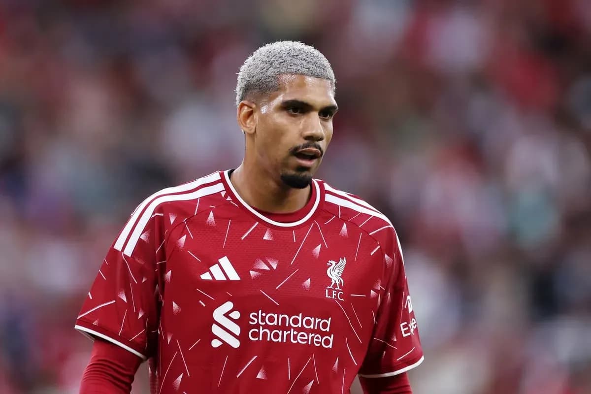 Jugador de Liverpool en camiseta roja durante partido Jugador de Liverpool en camiseta roja durante partido