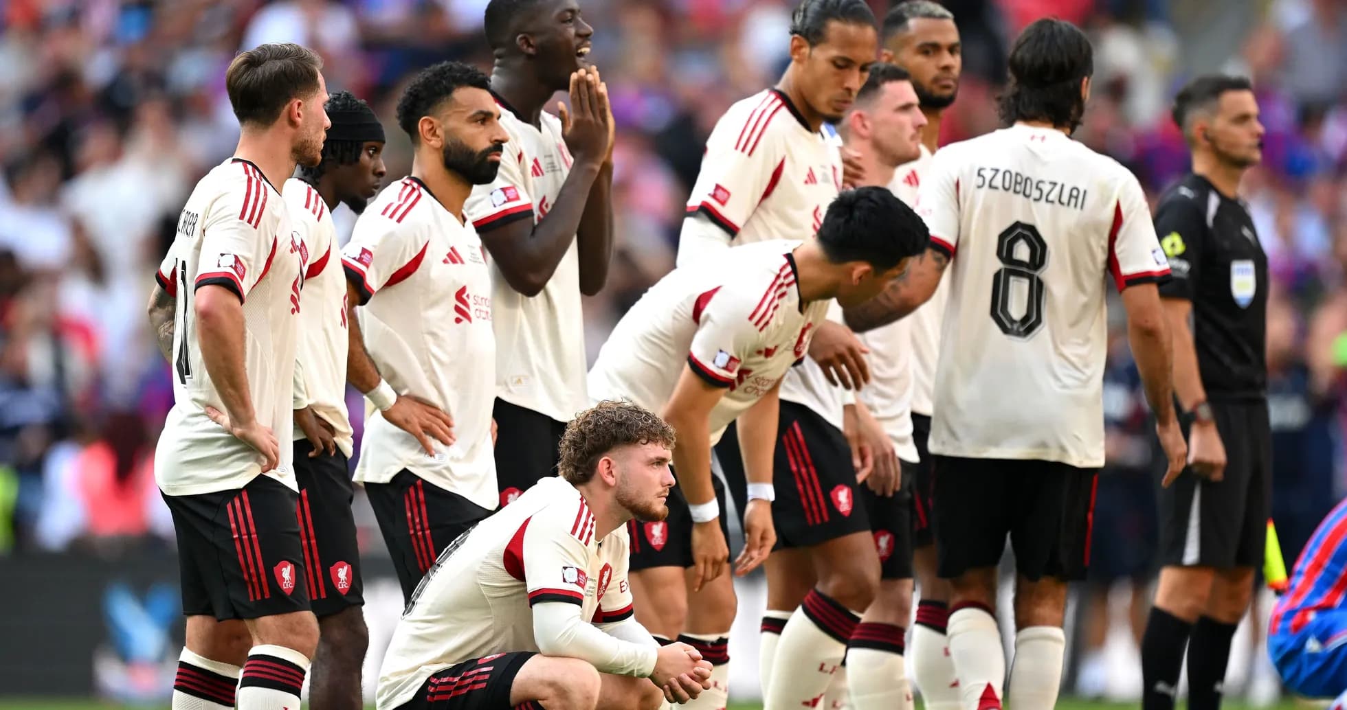 Jugadores de Liverpool esperando un tiro libre en partido Jugadores de Liverpool esperando un tiro libre en partido