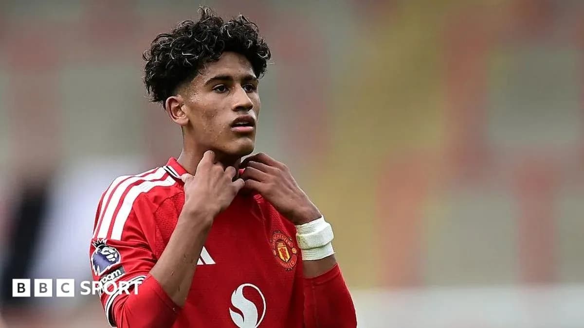 Jugador de Manchester United ajustando su camiseta Jugador de Manchester United ajustando su camiseta