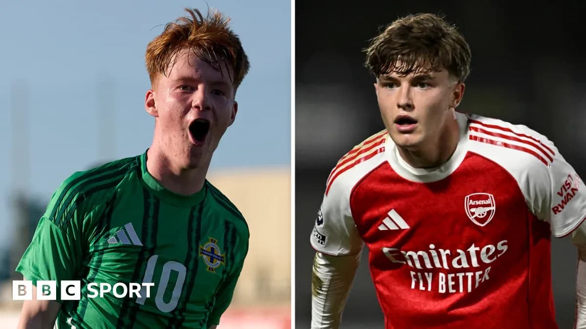 Jugadores en acción, uno con camiseta de Irlanda del Norte y otro de Arsenal Jugadores en acción, uno con camiseta de Irlanda del Norte y otro de Arsenal