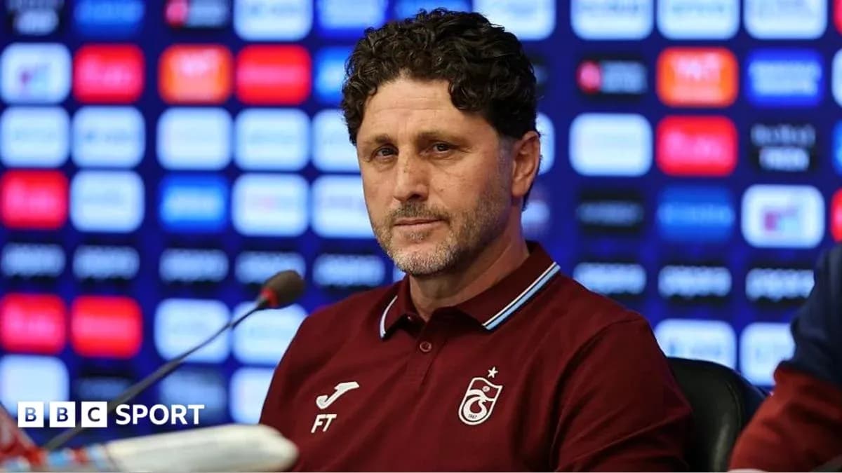 Entrenador en rueda de prensa con fondo de logos Entrenador en rueda de prensa con fondo de logos