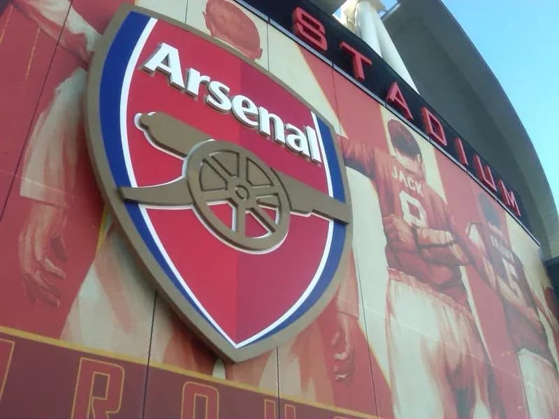 Escudo de Arsenal en el exterior del estadio Escudo de Arsenal en el exterior del estadio