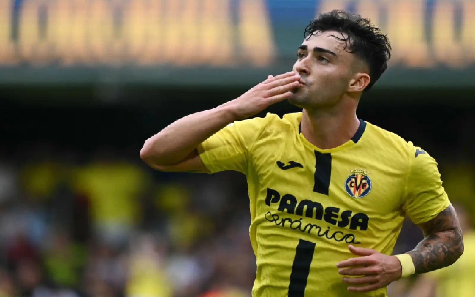 Jugador de Villarreal celebra un gol Jugador de Villarreal celebra un gol