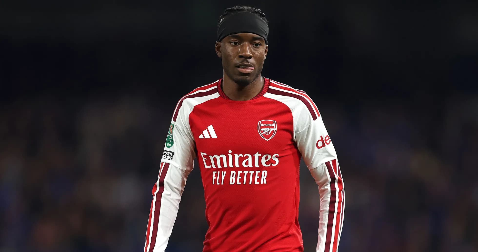 Jugador de Arsenal en uniforme rojo en el campo Jugador de Arsenal en uniforme rojo en el campo