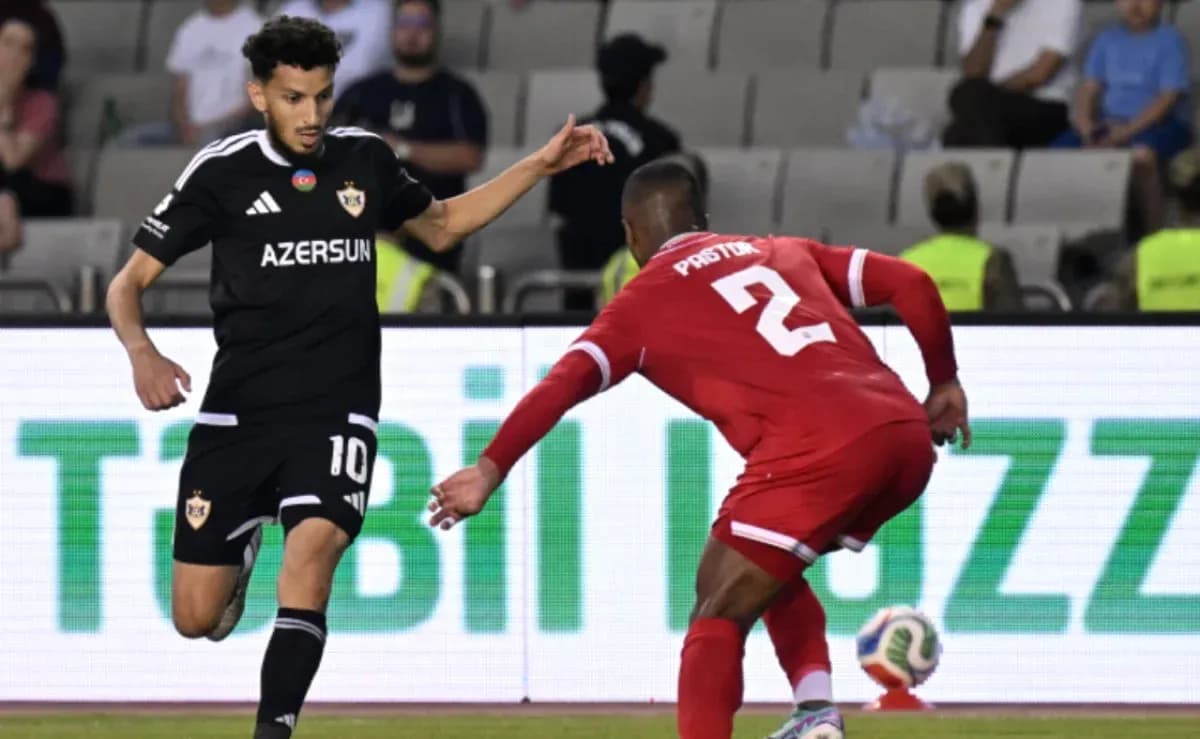 Jugador de Qarabag driblando a defensor de CSKA Sofia Jugador de Qarabag driblando a defensor de CSKA Sofia