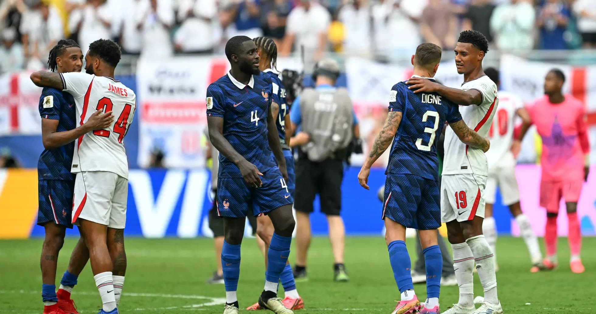 Jugadores de Francia y otro equipo se abrazan tras el partido Jugadores de Francia y otro equipo se abrazan tras el partido