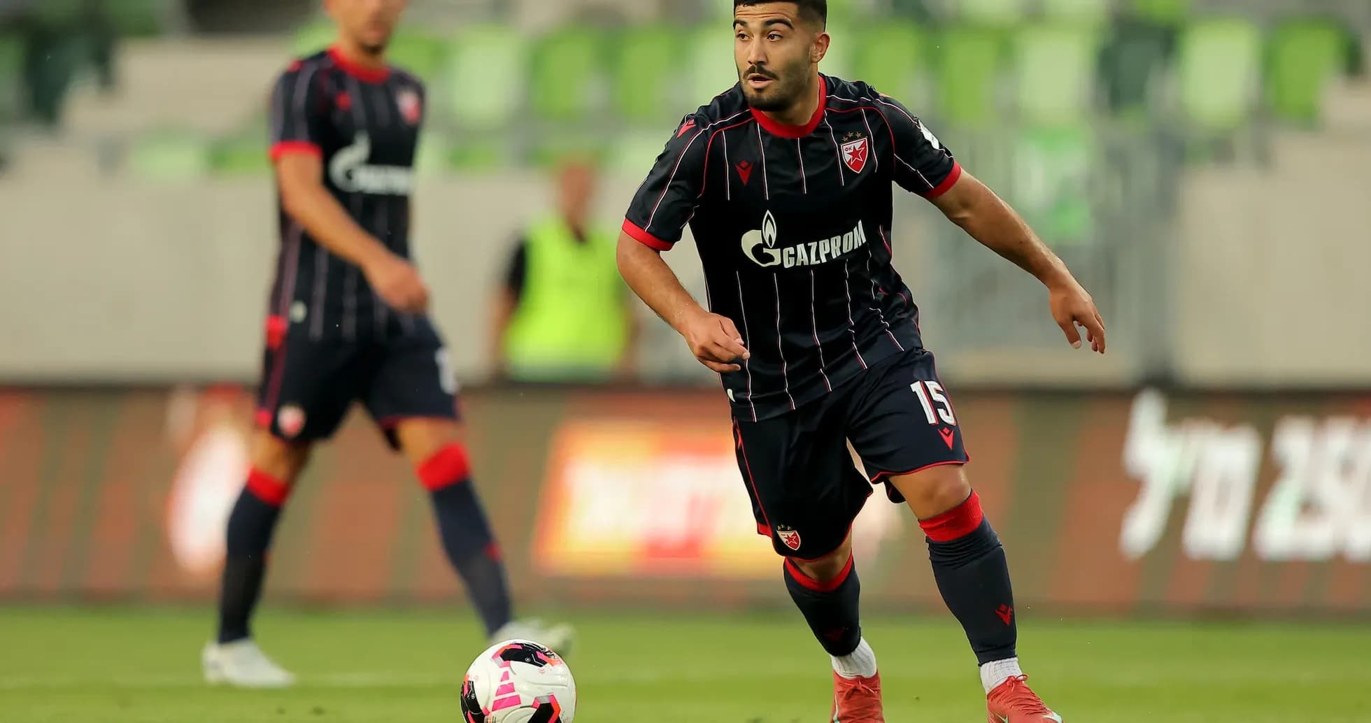 Jugador de FK Crvena Zvezda en acción Jugador de FK Crvena Zvezda en acción