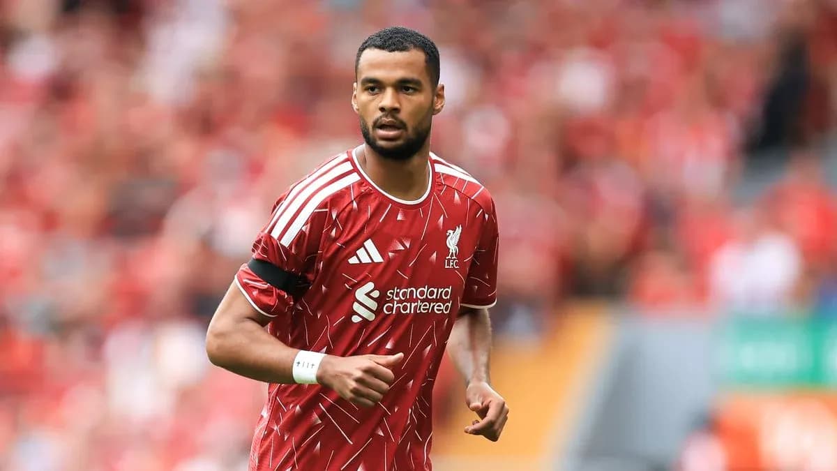 Jugador de Liverpool en acción durante el partido Jugador de Liverpool en acción durante el partido
