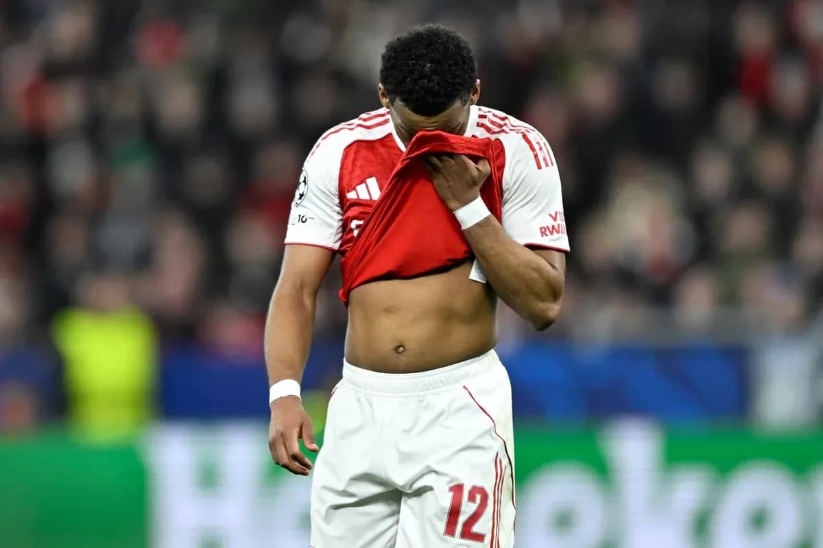 Jugador de pie con la camiseta en la cara Jugador de pie con la camiseta en la cara