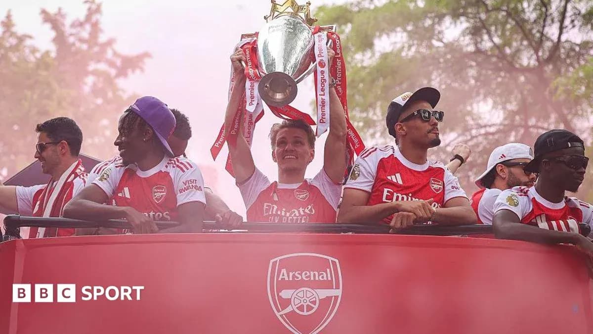 Jugadores de Arsenal celebrando con el trofeo Premier League Jugadores de Arsenal celebrando con el trofeo Premier League