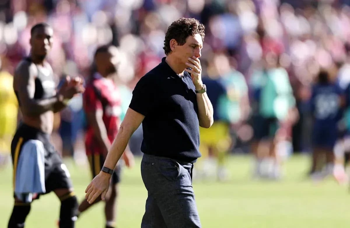 Entrenador caminando en el campo tras el partido Entrenador caminando en el campo tras el partido