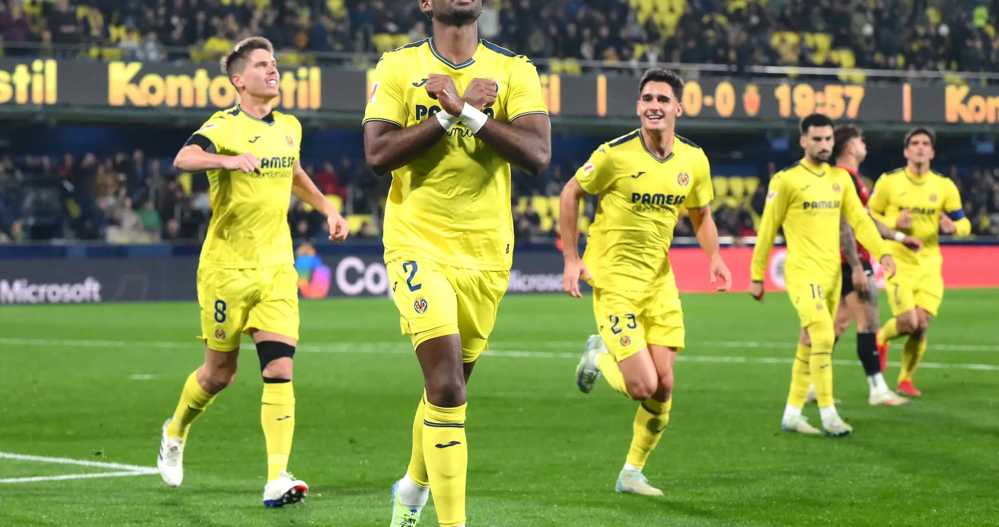 Jugadores de Villarreal celebrando un gol Jugadores de Villarreal celebrando un gol