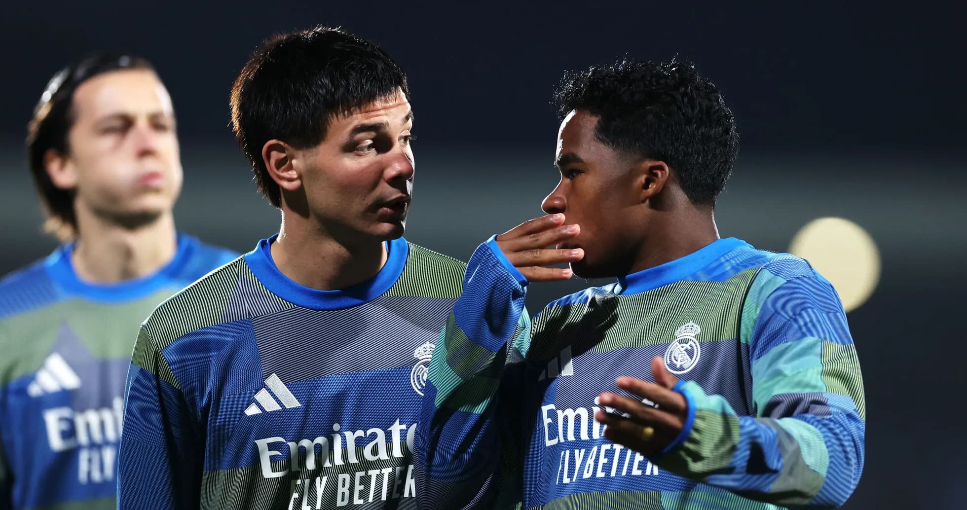 Dos jugadores de Real Madrid conversando durante el calentamiento Dos jugadores de Real Madrid conversando durante el calentamiento