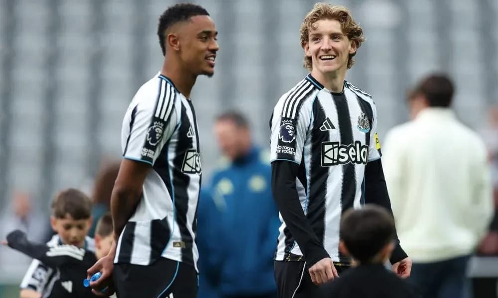 Jugadores de Newcastle United conversando en el campo Jugadores de Newcastle United conversando en el campo
