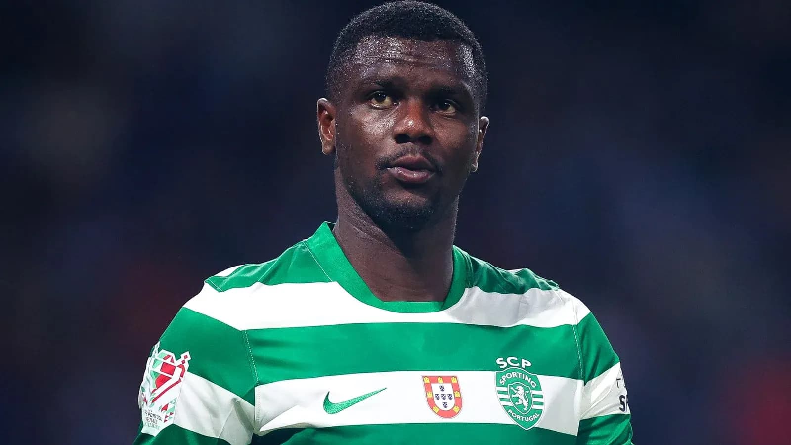 Jugador con camiseta de Sporting de Portugal en el campo Jugador con camiseta de Sporting de Portugal en el campo