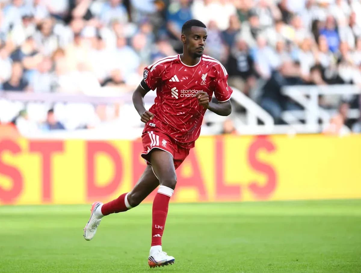 Jugador de Liverpool corriendo en el campo Jugador de Liverpool corriendo en el campo