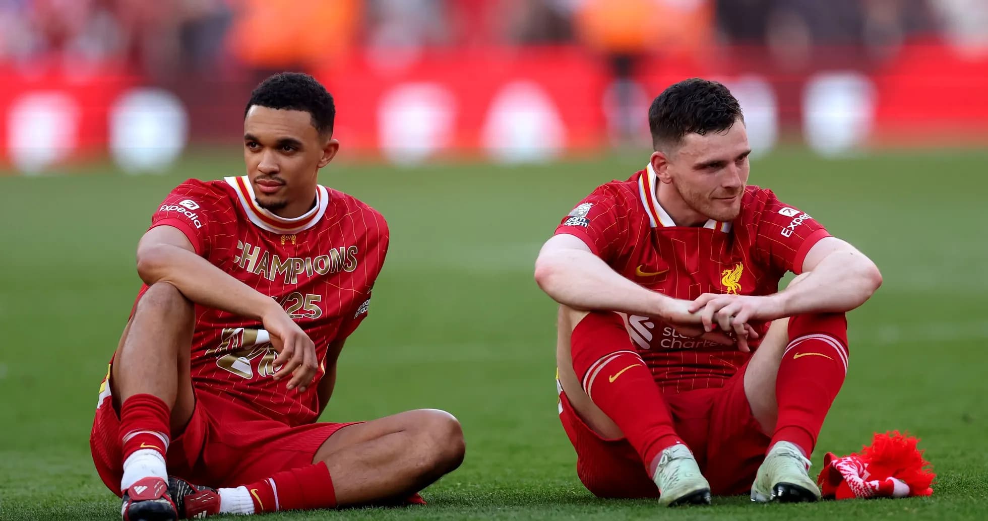 Jugadores de Liverpool sentados en el campo después del partido Jugadores de Liverpool sentados en el campo después del partido