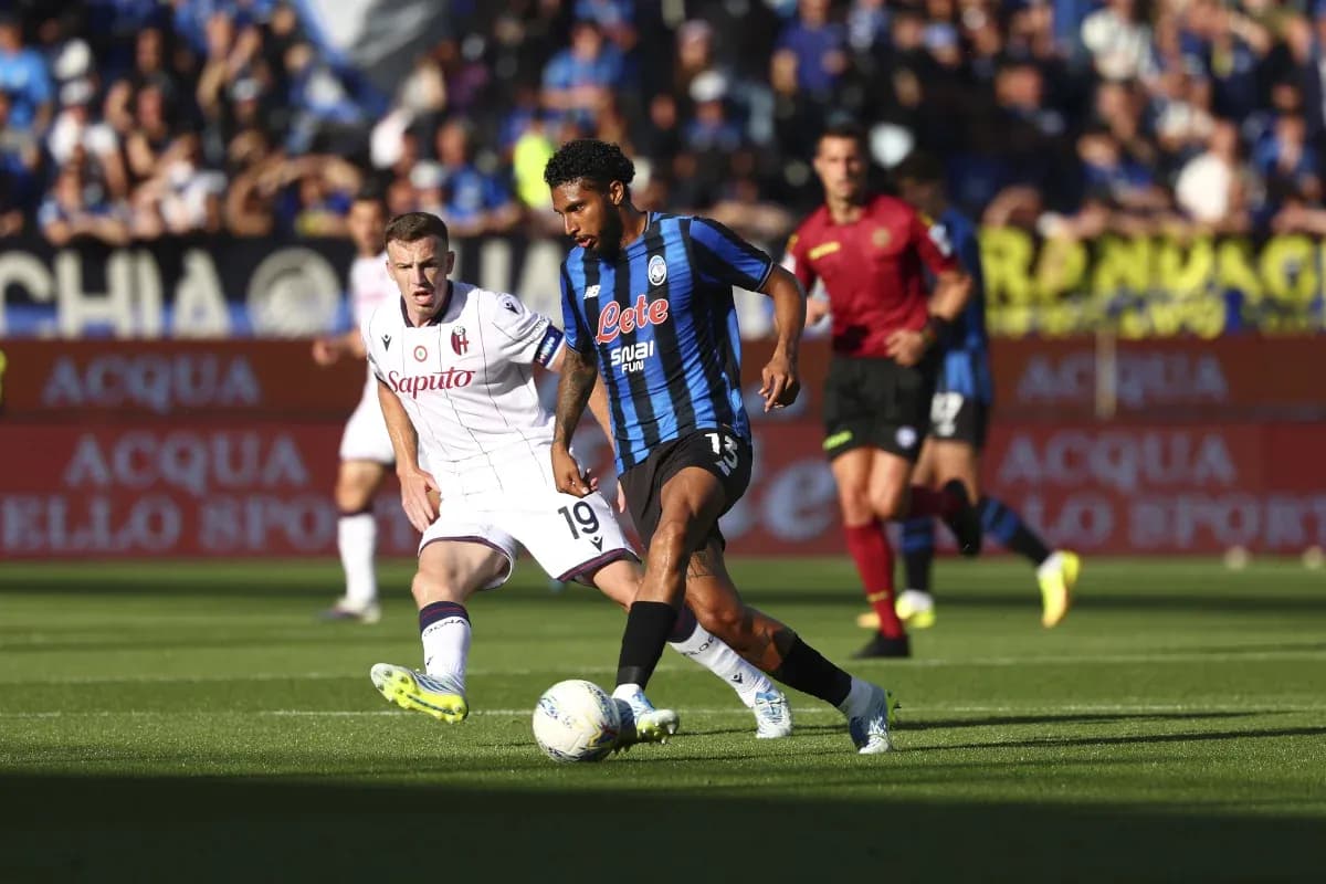 Jugadores de Atalanta y Bologna en acción Jugadores de Atalanta y Bologna en acción