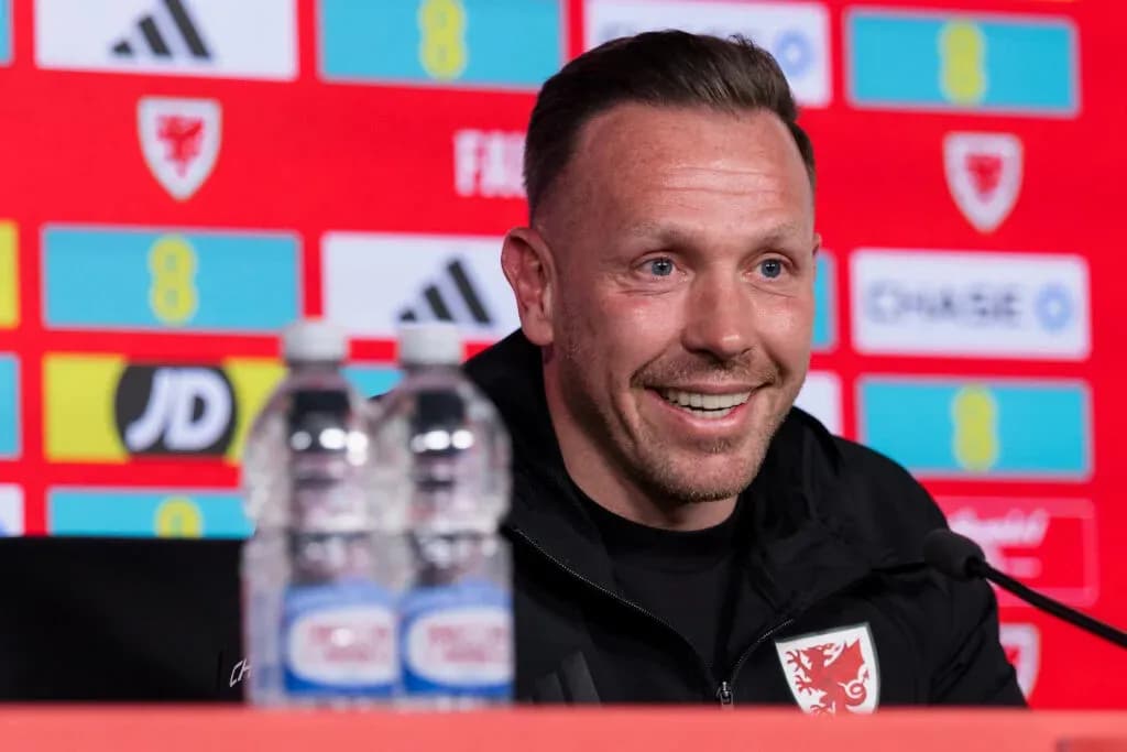 Entrenador en rueda de prensa sonriente Entrenador en rueda de prensa sonriente