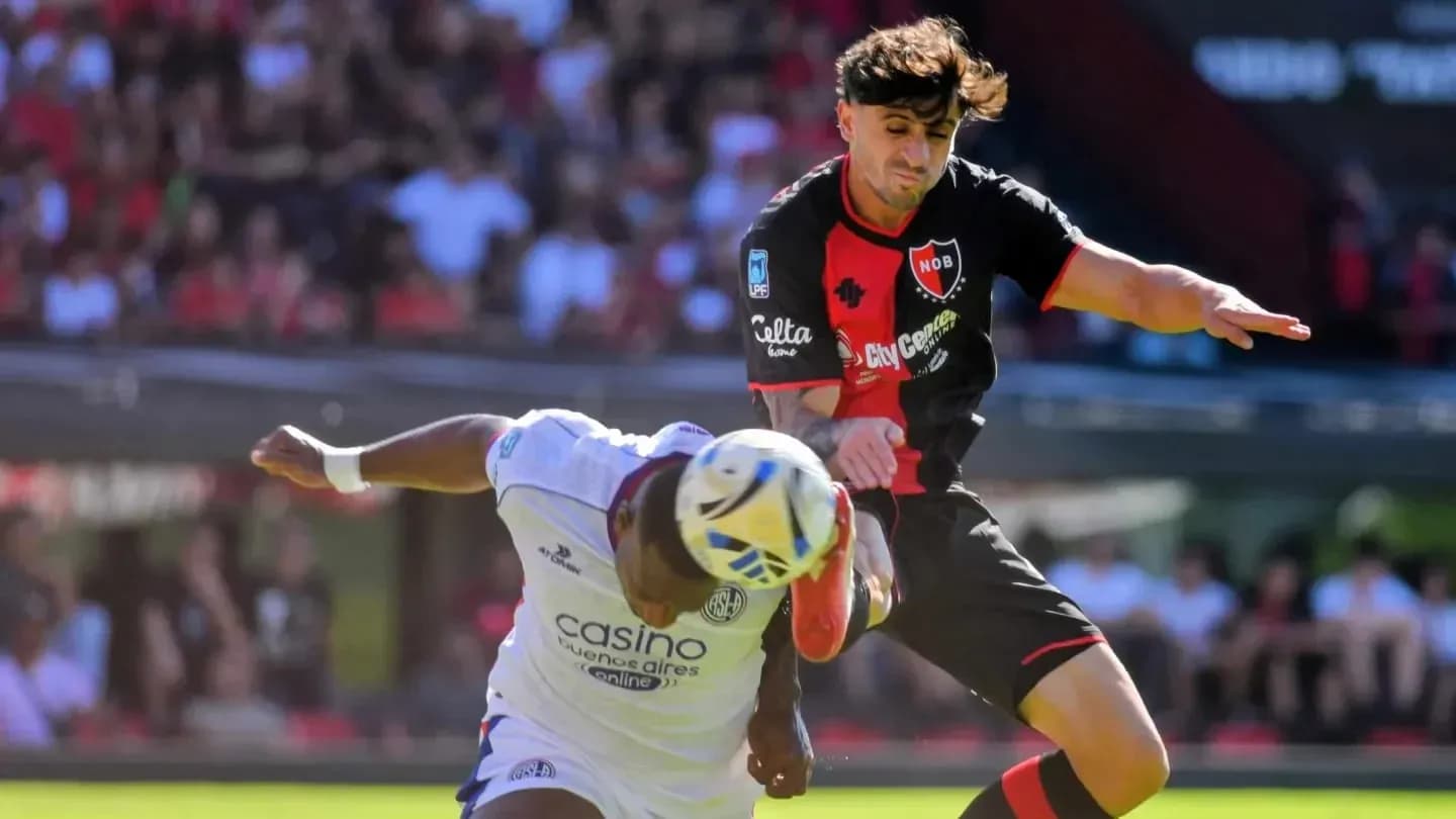 Jugadores de San Lorenzo y Newells en acción Jugadores de San Lorenzo y Newells en acción
