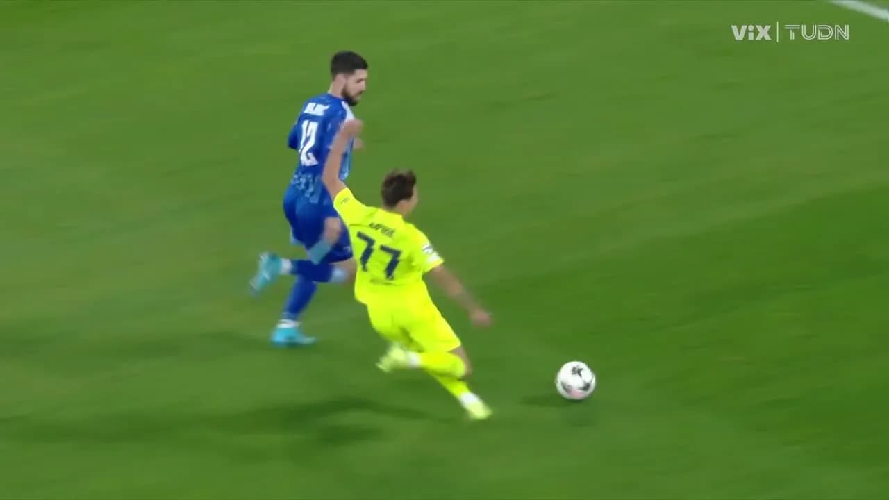 Jugador de Dinamo Zagreb persigue el balón Jugador de Dinamo Zagreb persigue el balón