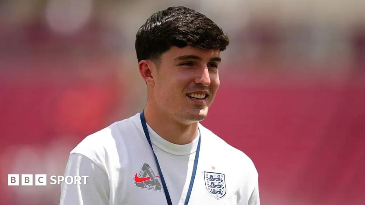 Jugador sonriente en uniforme de Inglaterra en el campo Jugador sonriente en uniforme de Inglaterra en el campo