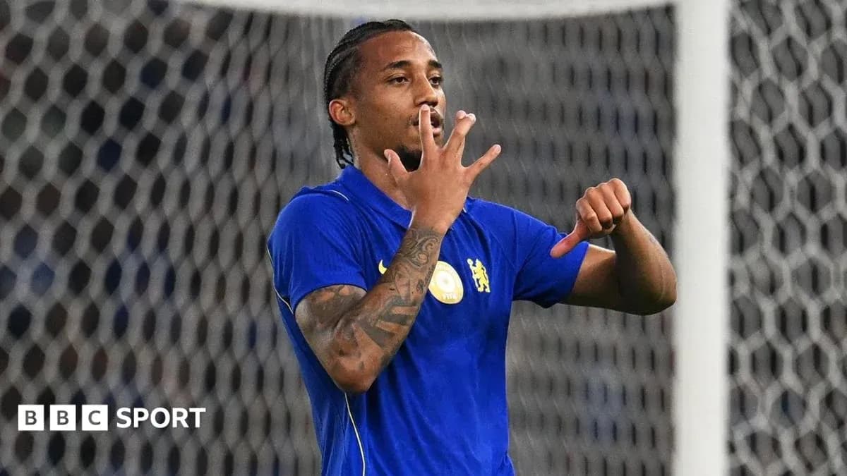 Jugador señalando con la mano durante el partido Jugador señalando con la mano durante el partido