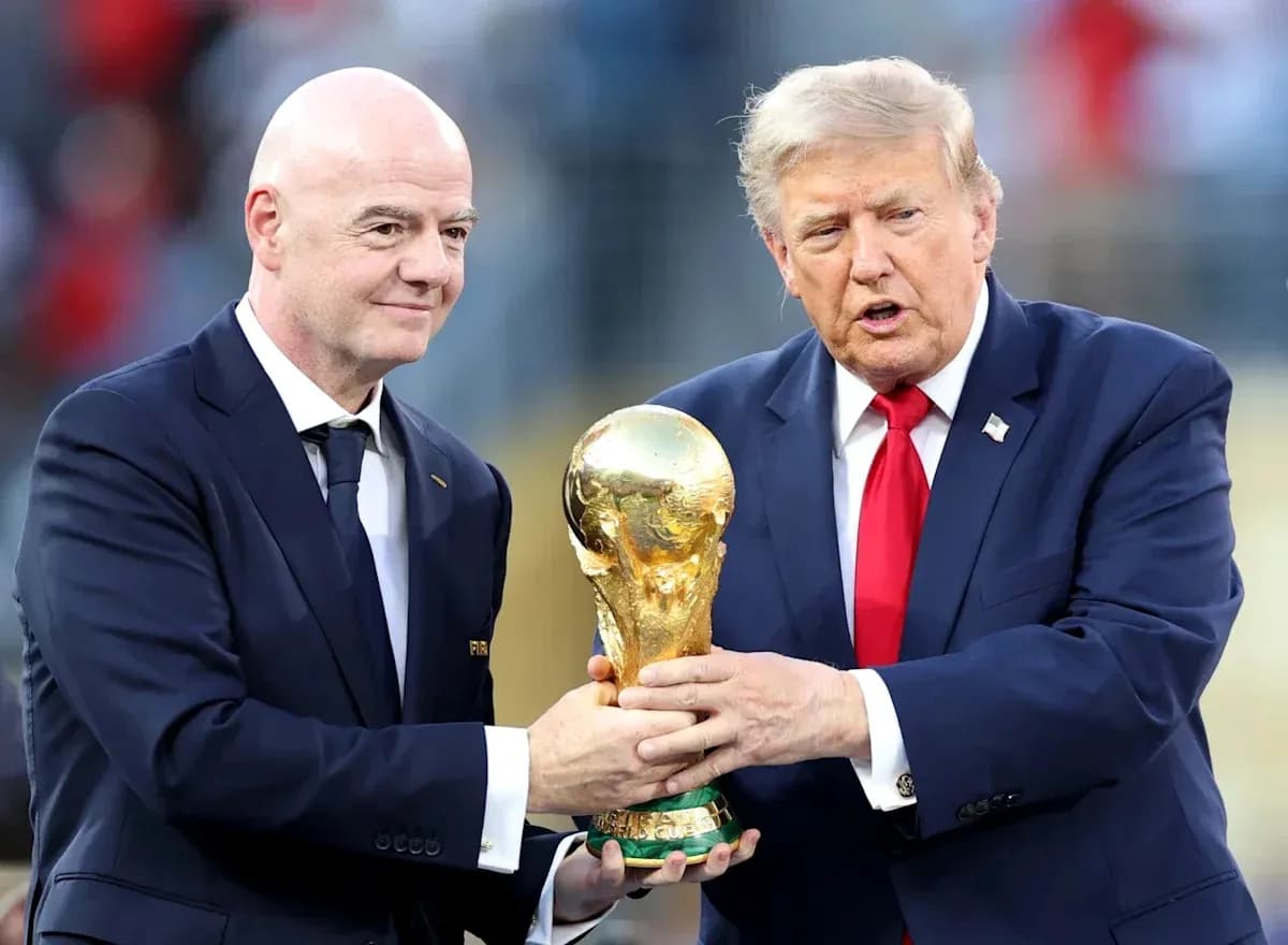 Gianni Infantino y Donald Trump sosteniendo el trofeo Gianni Infantino y Donald Trump sosteniendo el trofeo