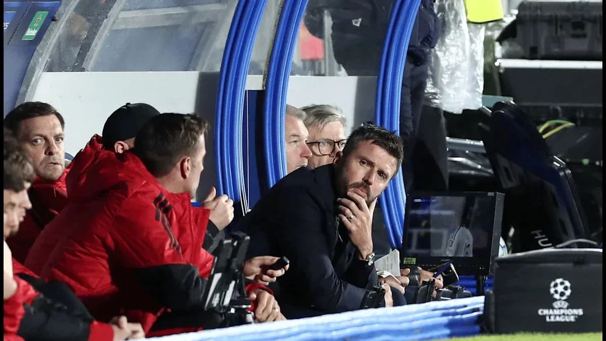 Entrenadores sentados en el banquillo durante el partido Entrenadores sentados en el banquillo durante el partido