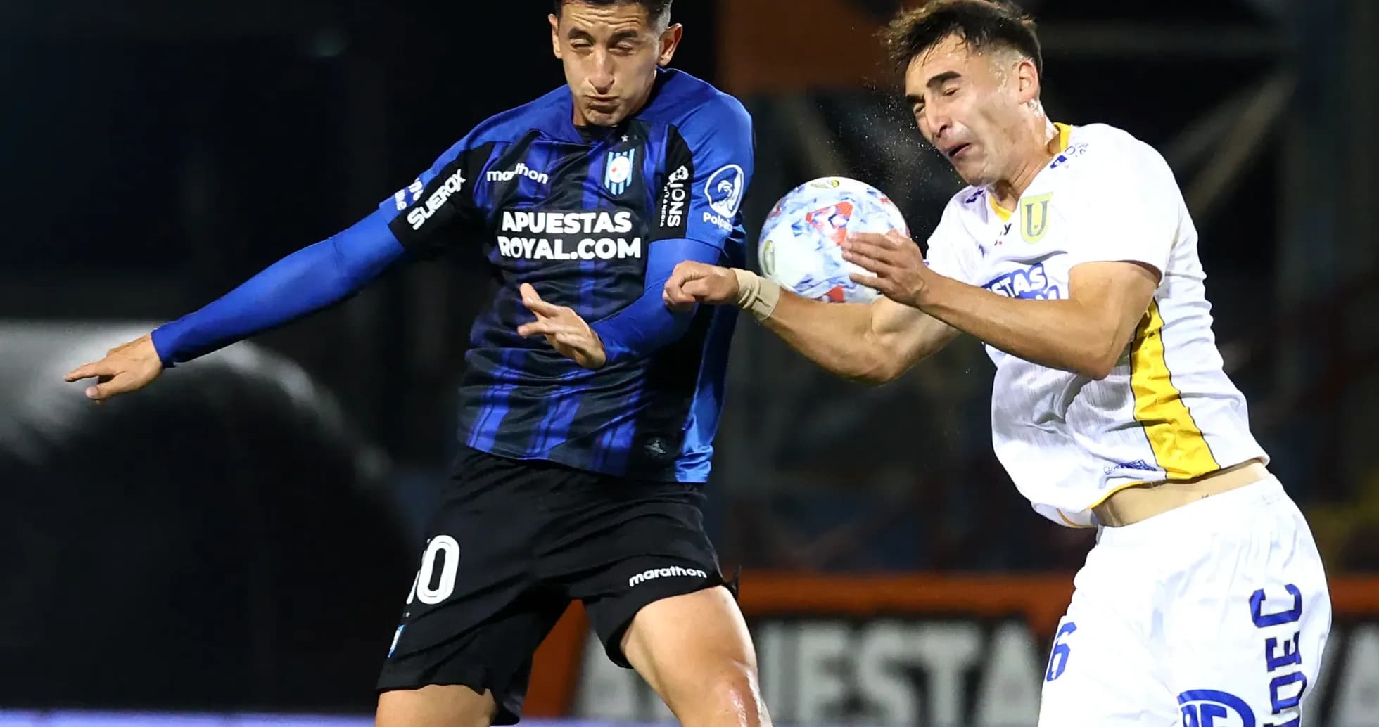Jugador de Huachipato luchando por el balón Jugador de Huachipato luchando por el balón