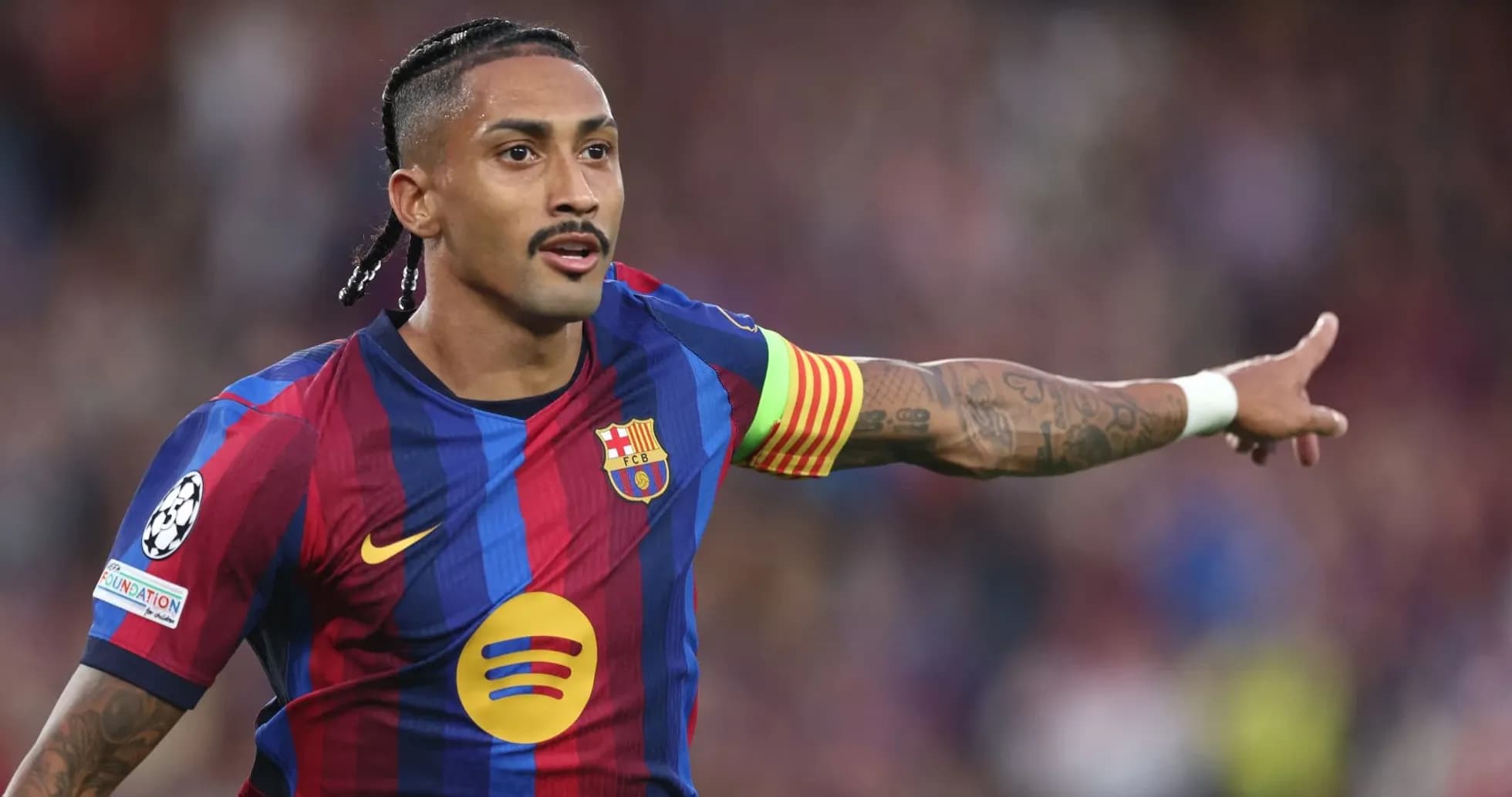 Jugador de Barcelona señalando durante el partido Jugador de Barcelona señalando durante el partido