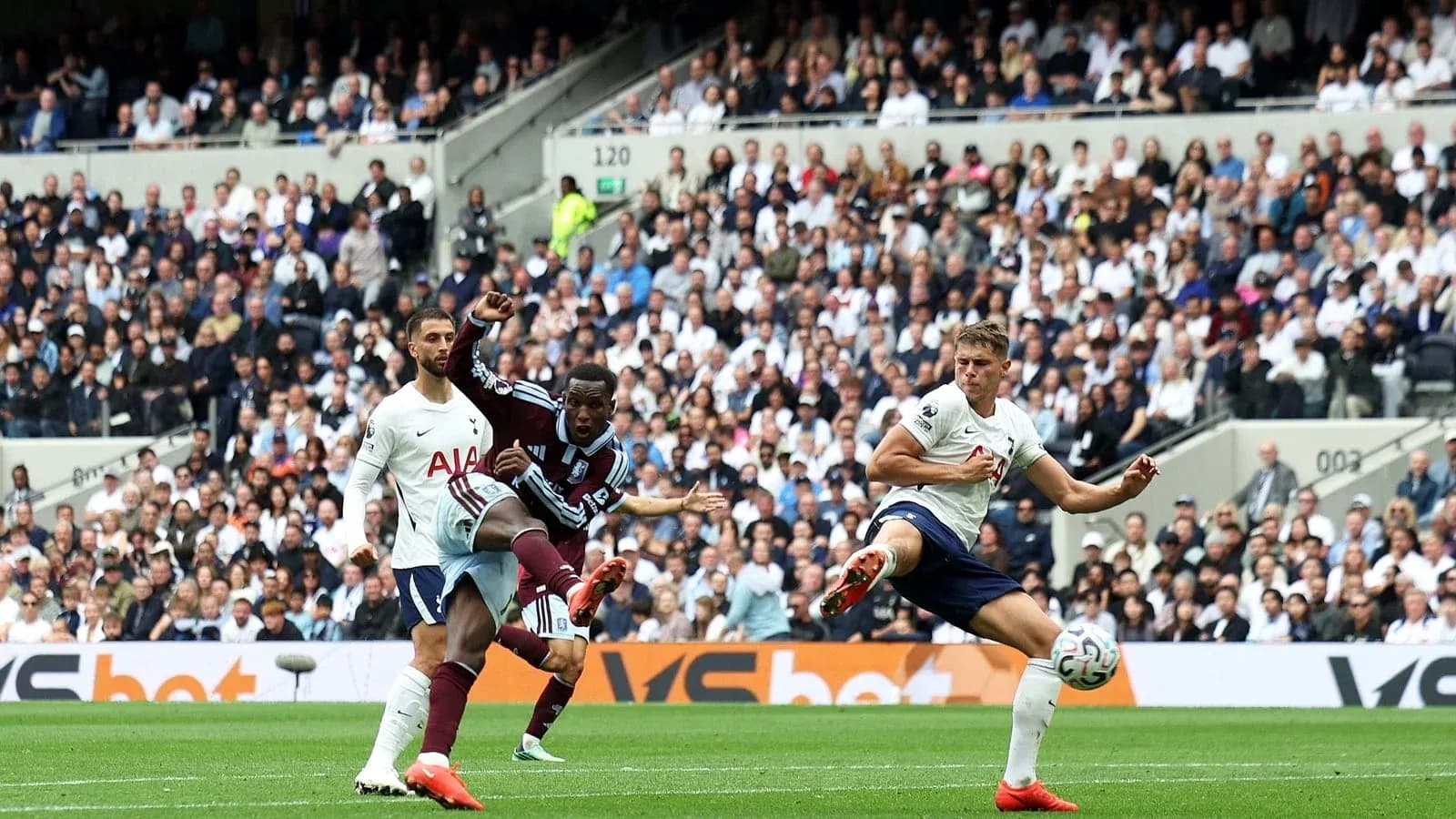 Jugadores de Tottenham y Aston Villa en acción durante el partido Jugadores de Tottenham y Aston Villa en acción durante el partido