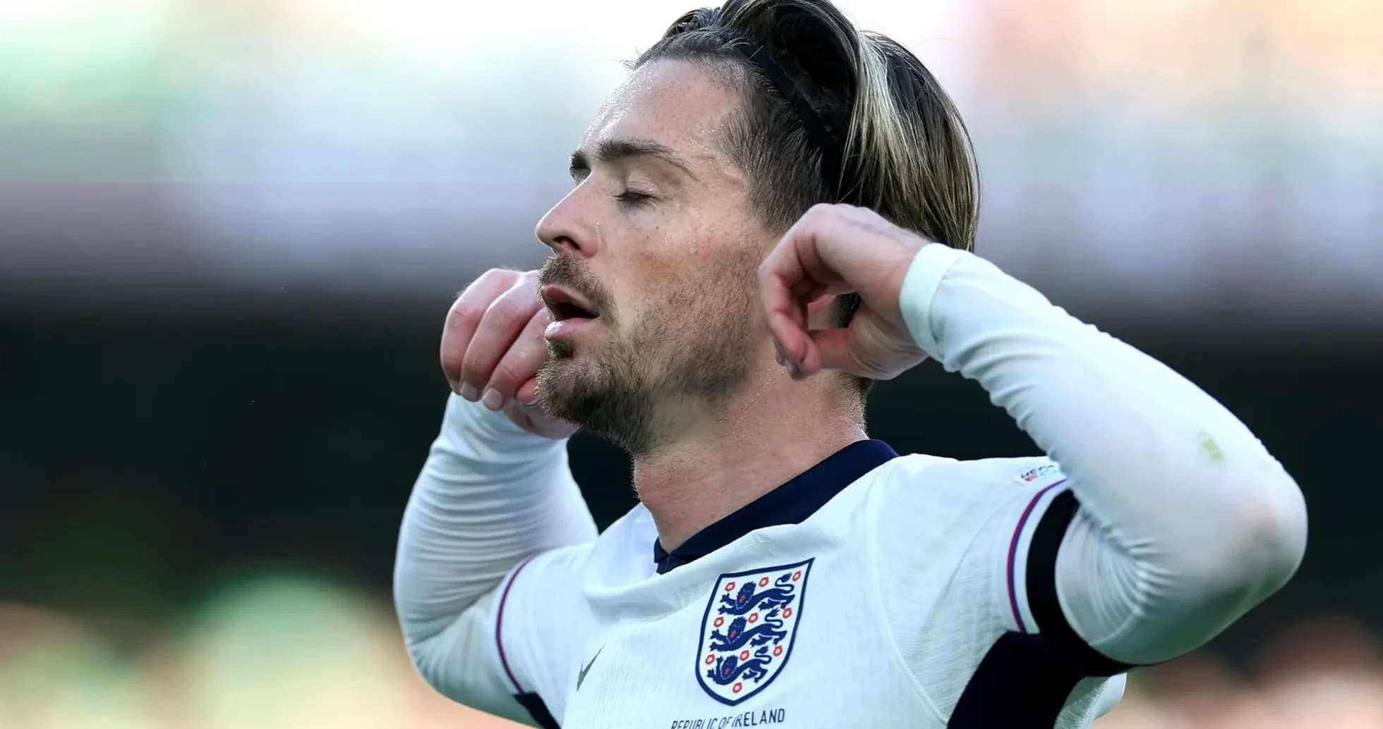 Jugador de Inglaterra con expresión de concentración en el campo Jugador de Inglaterra con expresión de concentración en el campo