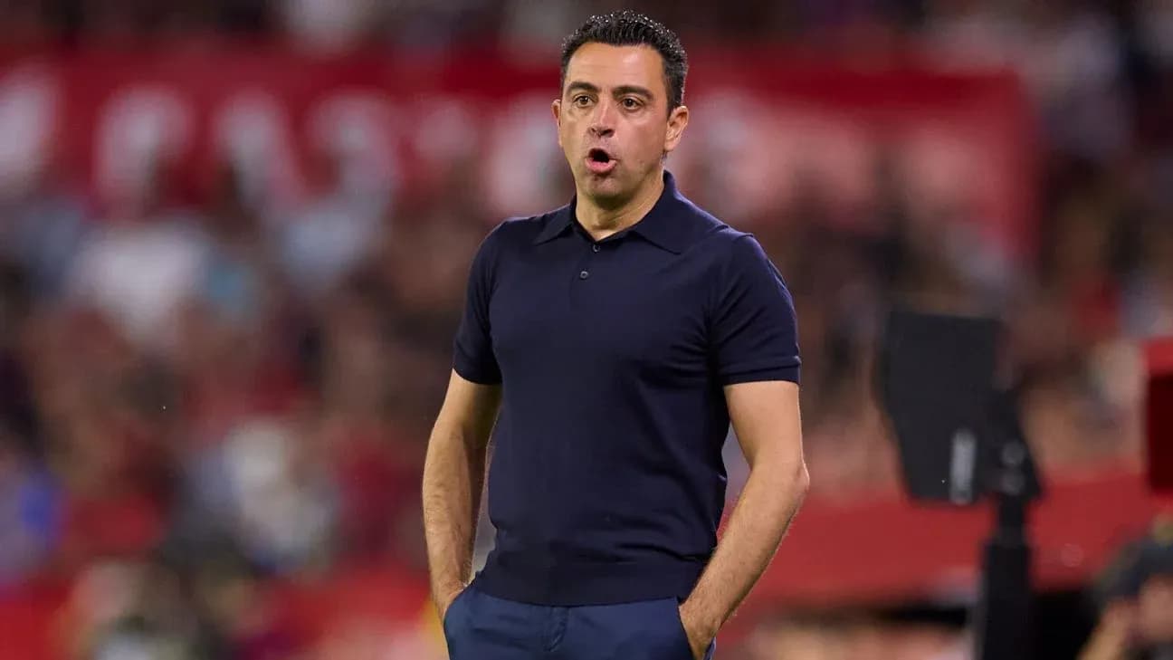 Entrenador dirigiendo desde la línea de banda Entrenador dirigiendo desde la línea de banda