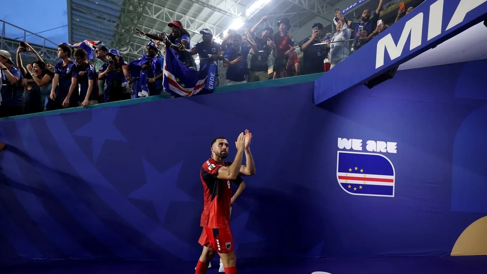 Jugador aplaudiendo a los fans después del partido Jugador aplaudiendo a los fans después del partido