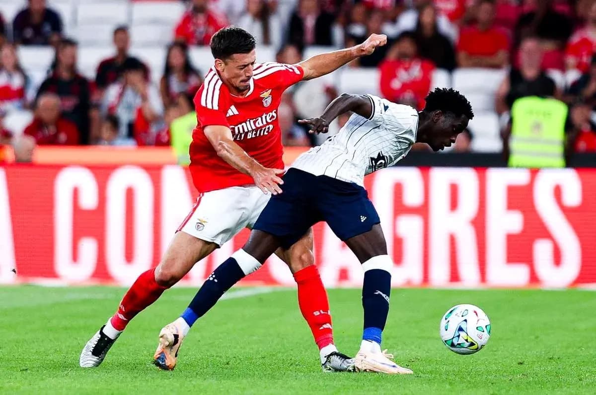 Un jugador de Benfica disputa el balón Un jugador de Benfica disputa el balón